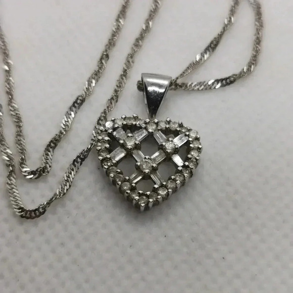 1.0tcw  10k heart necklace - Picture 2 of 4